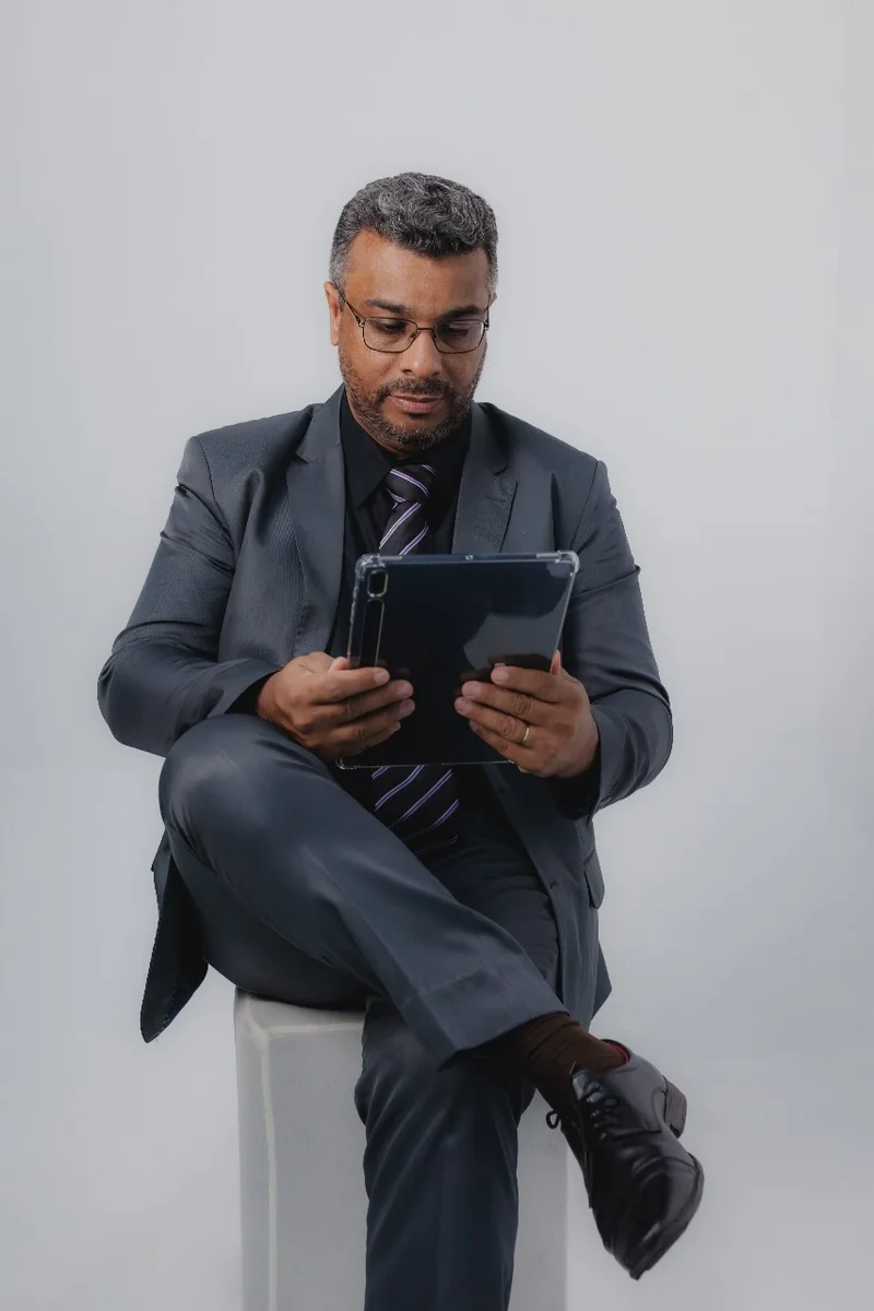 Dr. Menderson Rufino analisando um caso no tablet